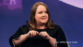 Themen dieser Woche spricht Sandra Maischberger am 6. März in ihrer ARD-Talkshow u.a. mit den Politikern Ricarda Lang (Bündnis 90/Die Grünen), Ralf Stegner (SPD) und Norbert Röttgen (CDU). (Foto: WDR/Oliver Ziebe)