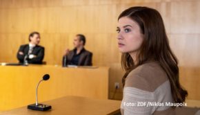 In der schwedisch-deutschen Thrillerserie „Riding in Darkness“, die auf einem wahren Fall basiert, bringt Hanna Ardéhn als Victoria die Wahrheit über ihren Vater, den tyrannischen Reiterhofbesitzer Tommy, ans Tageslicht. Koproduzent ZDFneo strahlt alle Folgen am 17. und 18. Januar aus. (Foto: ZDF/Niklas Maupoix)