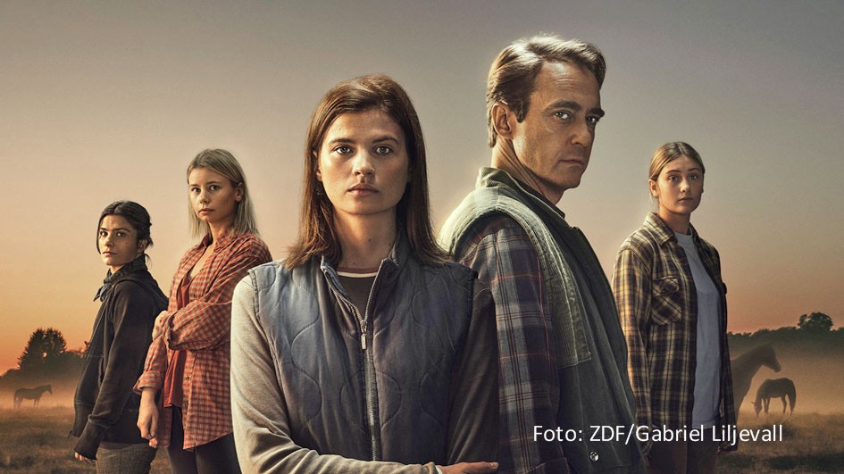 Die schwedisch-deutsche True-Crime-Serie „Riding in Darkness“ um einen Pferderanch-Besitzer, hinter dessen sympathischer Fassade sich ein rücksichtloser Tyrann verbirgt, startet am 6. Januar 2023 in der ZDF-Mediathek. Ab 17. Januar wird der Achtteiler bei ZDFneo ausgestrahlt. (Foto: ZDF/Gabriel Liljevall)