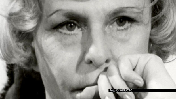 Das kritische Filmporträt „Riefenstahl“ von Produzentin Sandra Maischberger und Regisseur Andres Veiel stieß auch international auf großes Interesse. Am 24. November läuft es erstmals in der ARD. Auch Leni Riefenstahl selbst kommt zu Wort – u.a. in einem kanadischen TV-Interview von 1965. Foto:WDR/CBC