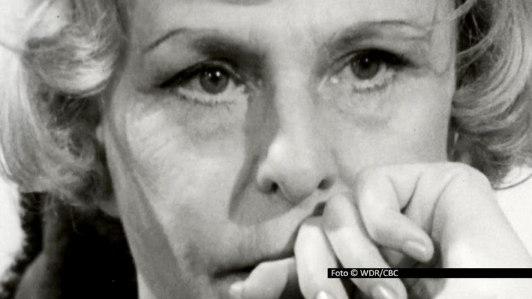 Das kritische Filmporträt „Riefenstahl“ von Produzentin Sandra Maischberger und Regisseur Andres Veiel stieß auch international auf großes Interesse. Am 24. November läuft es erstmals in der ARD. Auch Leni Riefenstahl selbst kommt zu Wort – u.a. in einem kanadischen TV-Interview von 1965. Foto:WDR/CBC