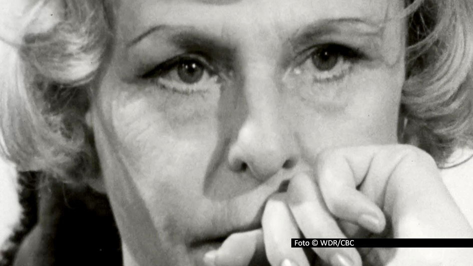 Das kritische Filmporträt „Riefenstahl“ von Produzentin Sandra Maischberger und Regisseur Andres Veiel stieß auch international auf großes Interesse. Am 24. November läuft es erstmals in der ARD. Auch Leni Riefenstahl selbst kommt zu Wort – u.a. in einem kanadischen TV-Interview von 1965. Foto:WDR/CBC