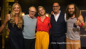 Bevor sich Kabarettist und Schauspieler Hannes Ringlstetter und Sidekick Caro Matzko mit ihrer Late-Night-Show in eine längere Pause verabschieden, gehen sie am 22. Juni noch mal auf Sendung. Zu Gast im Studio sind Moderatorin Judith Rakers, Schauspieler Simon Schwarz und Musiker BBou. (Foto: Superfilm/Biedermann)