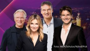 In der MDR-Talkshow „Riverboat“ wechseln sich künftig drei Moderatoren an der Seite von Kim Fisher ab. Den Auftakt am 20. Januar macht Journalist Klaus Brinkbäumer. Ebenfalls zur neuen Stammbesetzung gehören Comedian Matze Knop und Entertainer Wolfgang Lippert. (Foto: MDR/Schulze/Nijhof/Pick)