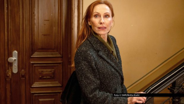 Bevor die neue ARD-Serie „Die Verteidigerin“ am 22. Oktober im Ersten ihre TV-Premiere feiert, ist Hauptdarstellerin Andrea Sawatzki bereits an diesem Freitagabend im MDR-„Riverboat“ zu Gast. Neben ihr begrüßen Matze Knop und Kim Fisher u.a. auch Jorge González und Alexander Herrmann. Foto © SWR/Britta Krehl