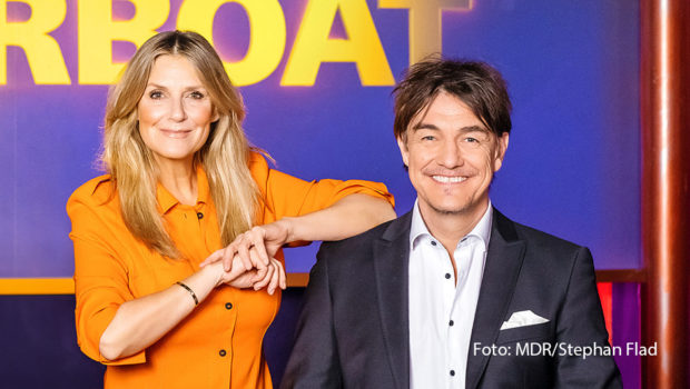 Am 2. Februar legt im MDR Fernsehen wieder das „Riverboat“ ab. Als Moderations-Duo sind Kim Fisher und Matze Knop an Bord. Ab 22:00 Uhr begrüßen die beiden u.a. Spitzengastronom Nelson Müller, Schlagersängerin Stefanie Hertel und die legendäre „Frau Puppendoktor Pille“. (Foto: MDR/Stephan Flad)