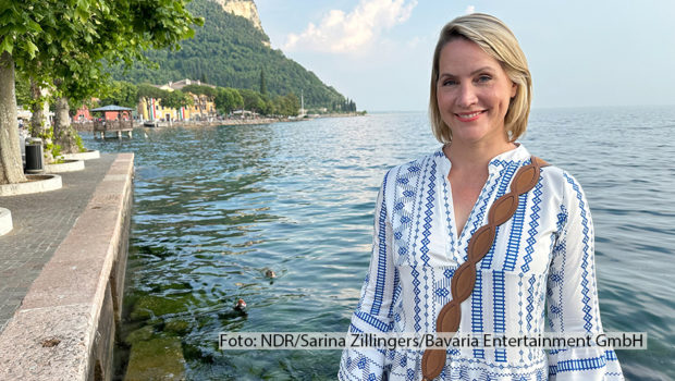 Für die WDR-Reisereportage „Wunderschön“ begibt sich Judith Rakers regelmäßig dorthin, wo es einfach wunderschön ist. Nun erschien passend zur Show ein neues Buch, in dem sie und ihre Kollegen ihre besten Reisegeschichten erzählen. Worauf sich die Leser zudem freuen dürfen, verrät Rakers am 26. April in der MDR-Talkshow „Riverboat“. (Foto: NDR/Sarina Zillingers/Bavaria Entertainment GmbH)