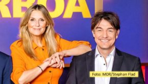 Nach der Sommerstrecke mit Klassiker-Ausgaben gibt’s am 8. September wieder eine aktuelle Folge der MDR-Talkshow „Riverboat“. Das Moderations-Duo Kim Fisher und Matze Knop begrüßt dazu u.a. die Schauspieler Stephan Grossmann und Ben Becker sowie den Ex-Fußballprofi Nils Petersen. (Foto: MDR/Stephan Flad)