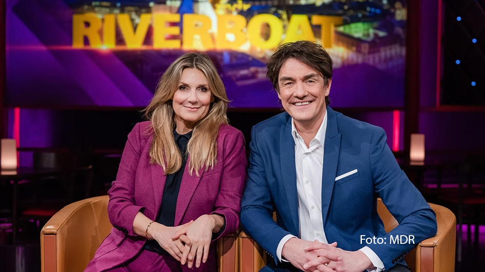 Das Moderationsduo Kim Fisher und Matze Knop bittet wieder aufs „Riverboat“. In einer neuen Ausgabe der MDR-Talkshow sind u.a. Moderator Marco Schreyl, das Volksmusik-Ehepaar Marianne und Michael sowie Biathlon-Legende Magdalena Neuner zu Gast. (Foto: MDR)