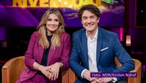 Das Duo Kim Fisher und Matze Knop führt am 20. September durch eine neue Ausgabe der MDR-Talkshow „Riverboat“. Zu Gast sind u.a. Sängerin Christina Stürmer, Comedy-Star Ilka Bessin, Schauspieler Hannes Jaenicke sowie dessen Kolleginnen Ulrike Kriener und Roswitha Schreiner. (Foto: MDR/Kirsten Nijhof)