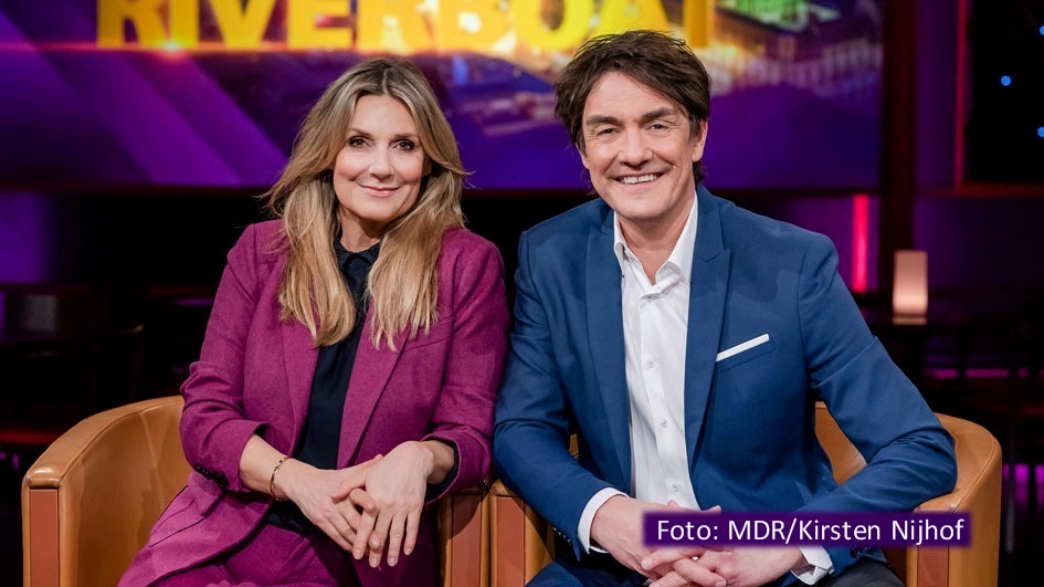 Das Duo Kim Fisher und Matze Knop führt am 20. September durch eine neue Ausgabe der MDR-Talkshow „Riverboat“. Zu Gast sind u.a. Sängerin Christina Stürmer, Comedy-Star Ilka Bessin, Schauspieler Hannes Jaenicke sowie dessen Kolleginnen Ulrike Kriener und Roswitha Schreiner. (Foto: MDR/Kirsten Nijhof)