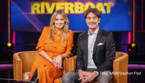 Eine neue Ausgabe der MDR-Talkshow „Riverboat“ steht am 19. April auf dem Programm. Kim Fisher und Matze Knop begrüßen als Moderations-Duo u.a. den Ex-Vizekanzler Franz Müntefering, den Schauspieler Thomas Thieme und die Musical-Produzenten Peter Plate und Ulf Leo Sommer. (Foto: MDR/Stephan Flad)