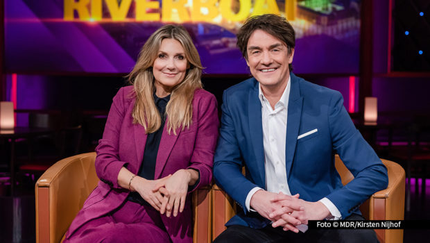 Am 14. Februar steht im MDR-Fernsehen um 22:00 Uhr eine neue Ausgabe von „Riverboat“ auf dem Sendeplan. Das Moderations-Duo Kim Fisher und Matze Knop begrüßt diesmal u.a. Schauspieler Hendrik Duryn, Sänger Jimmy Kelly und ihren philosophierenden Kollegen Richard David Precht. (Foto: MDR/Kirsten Nijhof)