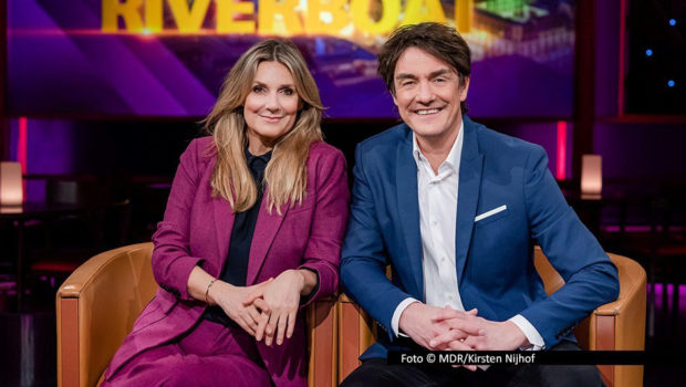 Das Moderations-Duo Kim Fisher und Matze Knop führt am 14. November durch eine neue Ausgabe der Talkshow „Riverboat“ im MDR Fernsehen. Zu Gast in Leipzig sind u.a. die Musiker von The BossHoss und der ehemalige „Tagesthemen“-Moderator Ulrich Wickert. (Foto © MDR/Kirsten Nijhof)