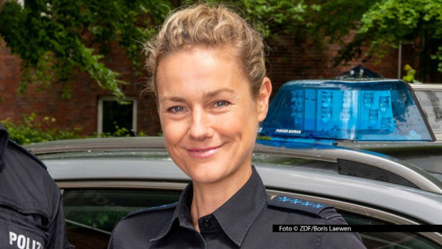 Kim Fisher und Matze Knop präsentieren am 6. März wieder die MDR-Talkshow „Riverboat“. Im Leipziger Studio begrüßen sie „Notruf Hafenkante“-Darstellerin Rhea Harder-Vennewald, die gleich doppelt Grund zum Feiern hat. Zu Gast sind u.a. auch Comedian Bülent Ceylan und Kabarettist Florian Schroeder.