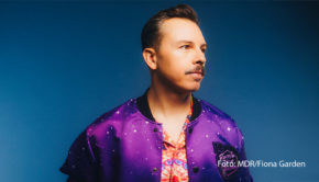 Seit dem 25. März gibt’s in der ARD-Mediathek die Dokumentation „From Dresden to the World“, die auf das außergewöhnliche Leben von DJ und Produzent Tino Piontek alias Purple Disco Machine blickt. Am 5. April nimmt der Dresdener Musikstar zudem Platz in einer neuen Ausgabe der MDR-Talkshow „Riverboat“. Dort spricht er mit Kim Fisher und Matze Knop über seine größten Erfolge. (Foto: MDR/Fiona Garden)