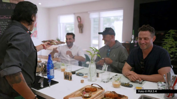 Bei ihrem „Roadtrip Amerika“ gibt’s für die Spitzenköche Ali Güngörmüs, Frank Rosin und Alexander Kumptner am 30. Januar ein im wahrsten Sinne des Wortes berauschendes kulinarisches Erlebnis. In Toronto serviert ihnen Kollege Rodrigo ein Feinschmecker-Menü mit Cannabis. (Foto: PULS4)