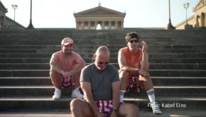 Ab dem 1. Februar strahlt Kabel Eins die zweite Staffel des kulinarischen Reiseformats „Roadtrip Amerika“ mit Ali Güngörmüs, Frank Rosin und Alexander Kumptner aus. In Folge 1 besuchen die Spitzenköche u.a. die als „Rocky Steps“ bekannte Treppe am Philadelphia Museum of Art. (Foto: Kabel Eins)