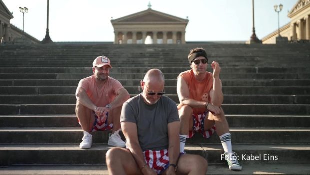 Ab dem 1. Februar strahlt Kabel Eins die zweite Staffel des kulinarischen Reiseformats „Roadtrip Amerika“ mit Ali Güngörmüs, Frank Rosin und Alexander Kumptner aus. In Folge 1 besuchen die Spitzenköche u.a. die als „Rocky Steps“ bekannte Treppe am Philadelphia Museum of Art. (Foto: Kabel Eins)