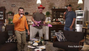 Der zweite Ausflug der drei Spitzenköche Frank Rosin, Alexander Kumptner und Ali Güngörmüs durch die Südstaaten der USA neigt sich dem Ende zu. Auf der letzten Etappe dreht sich diesmal alles um Musik. Zu sehen gibt’s das Ganze in „Roadtrip Amerika 2“ am 22. Februar bei Kabel Eins. (Foto: Kabel Eins)