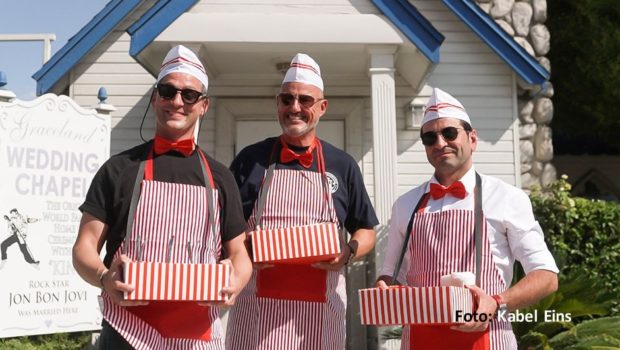 Bevor am in der „Roadtrip Amerika“ am 23. Februar auf Kabel Eins die Weiterfahrt nach Texas ansteht müssen die Spitzenköche Alexander Kumptner, Frank Rosin und Ali Güngörmüs erst einmal in Las Vegas einen Spezialauftrag erledigen – als Hotdogs verkaufende „Hochzeits-Crasher“. (Foto: Kabel Eins)