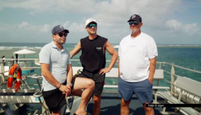 Im Wohnmobil und bisweilen auch per Schiff erkunden die Spitzenköche Ali Güngörmüs, Alexander Kumptner und Frank Rosin für Kabel Eins den Fünften Kontinent. Die erste Folge der Reihe „Roadtrip Australien“ mit dem Reiseziel Queensland wird am 26. Februar ausgestrahlt. (Foto © Joyn)