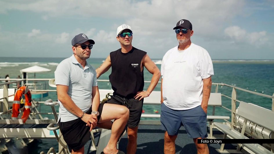 Im Wohnmobil und bisweilen auch per Schiff erkunden die Spitzenköche Ali Güngörmüs, Alexander Kumptner und Frank Rosin für Kabel Eins den Fünften Kontinent. Die erste Folge der Reihe „Roadtrip Australien“ mit dem Reiseziel Queensland wird am 26. Februar ausgestrahlt. (Foto © Joyn)