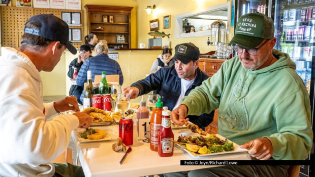 Der „Roadtrip Australien“ führt die Spitzenköche Alexander Kumptner, Ali Güngörmüs und Frank Rosin am 19. März bei Kabel Eins u.a. in das Küstenstädtchen Apollo Bay im Bundesstaat Victoria. Foto © Joyn/Richard Lowe