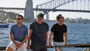 Die „Drei Spitzenköche auf vier Rädern“ sind wieder im Einsatz. Nach drei gemeinsamen Wohnmobil-Reisen durch Nordamerika geht’s für Ali Güngörmüs, Frank Rosin und Alexander Kumptner diesmal auf den „Roadtrip Australien“. Deutschland-Start ist am 26. Februar bei Kabel Eins und Joyn. (Foto © Joyn/Gary Compton)