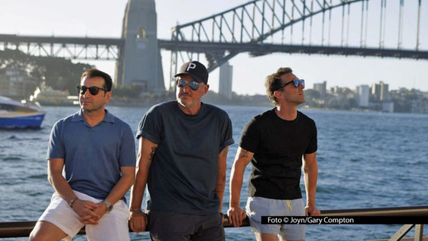 Die „Drei Spitzenköche auf vier Rädern“ sind wieder im Einsatz. Nach drei gemeinsamen Wohnmobil-Reisen durch Nordamerika geht’s für Ali Güngörmüs, Frank Rosin und Alexander Kumptner diesmal auf den „Roadtrip Australien“. Deutschland-Start ist am 26. Februar bei Kabel Eins und Joyn. (Foto © Joyn/Gary Compton)