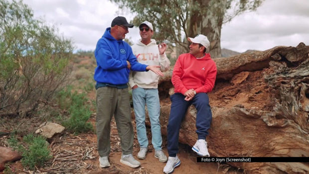 Im Outback lassen die Spitzenköche Frank Rosin, Alexander Kumptner und Ali Güngörmüş ihre Wohnmobil-Tour ausklingen. Kabel Eins zeigt am 26. März die fünfte und letzte Etappe des „Roadtrip Australien“. Zwei Wochen später gibt’s noch eine „Best of“-Folge als Nachschlag. Foto © Joyn (Screenshot)