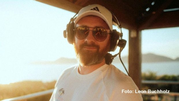 Nach Champions League und Europa League standen am Wochenende für Fußballkommentator Robby Hunke die „Eligella Summer Games“ auf Mallorca auf dem Programm. Twitch-Star Elias Nerlich feierte mit dem launigen Wettbewerb das Erreichen der Eine-Million-Follower-Marke. (Foto: Leon Buchholz) Als