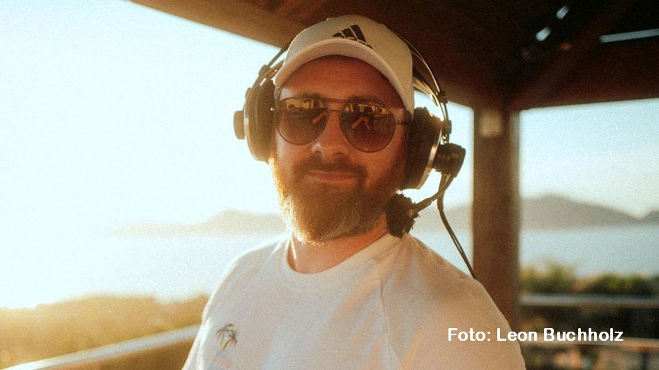 Nach Champions League und Europa League standen am Wochenende für Fußballkommentator Robby Hunke die „Eligella Summer Games“ auf Mallorca auf dem Programm. Twitch-Star Elias Nerlich feierte mit dem launigen Wettbewerb das Erreichen der Eine-Million-Follower-Marke. (Foto: Leon Buchholz) Als