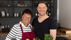 Unter dem Titel „Robin Pietsch und Oma Christa – Unsere Lieblingsrezepte“ veröffentlicht der Sternekoch Robin Pietsch gemeinsam mit seiner Großmutter am 25. September sein neues Kochbuch. Darin verrät der Spitzengastronom neben seinen besten Familienrezepten auch spannende Anekdoten aus seiner Kindheit. (Foto: Ben Kruse)