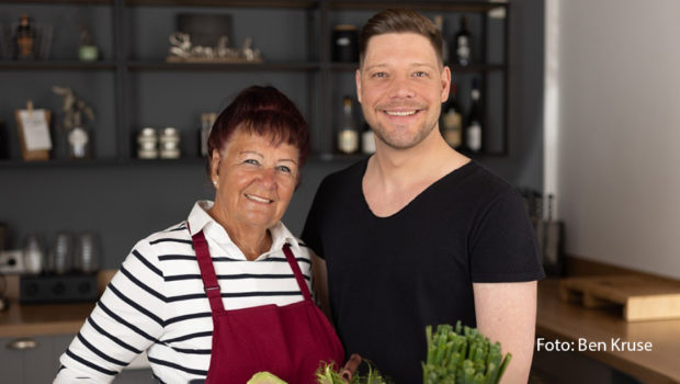 Unter dem Titel „Robin Pietsch und Oma Christa – Unsere Lieblingsrezepte“ veröffentlicht der Sternekoch Robin Pietsch gemeinsam mit seiner Großmutter am 25. September sein neues Kochbuch. Darin verrät der Spitzengastronom neben seinen besten Familienrezepten auch spannende Anekdoten aus seiner Kindheit. (Foto: Ben Kruse)