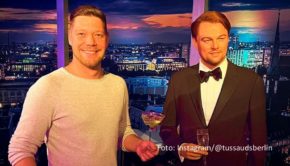 Robin Pietsch stößt mit Leonardo Di Caprio auf das gemeinsame „Dinner mit den Stars“ an. Der Oscar-Preisträger ist zumindest in Form seiner täuschend echt aussehenden Wachsfigur präsent, wenn der Sternekoch aus dem Harz ab 30. April zu kulinarischen Abenden bei Madame Tussauds in Berlin einlädt. (Foto: Instagram/@tussaudsberlin)