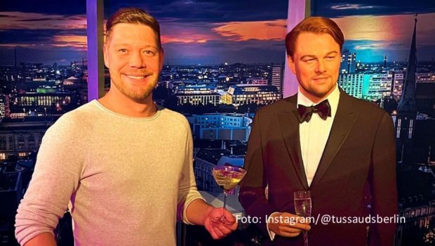 Robin Pietsch stößt mit Leonardo Di Caprio auf das gemeinsame „Dinner mit den Stars“ an. Der Oscar-Preisträger ist zumindest in Form seiner täuschend echt aussehenden Wachsfigur präsent, wenn der Sternekoch aus dem Harz ab 30. April zu kulinarischen Abenden bei Madame Tussauds in Berlin einlädt. (Foto: Instagram/@tussaudsberlin)
