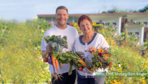 In ihrem ersten gemeinsamen Kochbuch „Robin Pietsch und Oma Christa – Unsere Lieblingsrezepte“ teilen der Sternekoch Robin Pietsch und seine Großmutter Christa ihre besten Tipps und Tricks aus der Küche und verraten ihre besten Familienrezepte der vergangenen Jahrzehnte. (Foto: EMF Verlag/Ben Kruse)