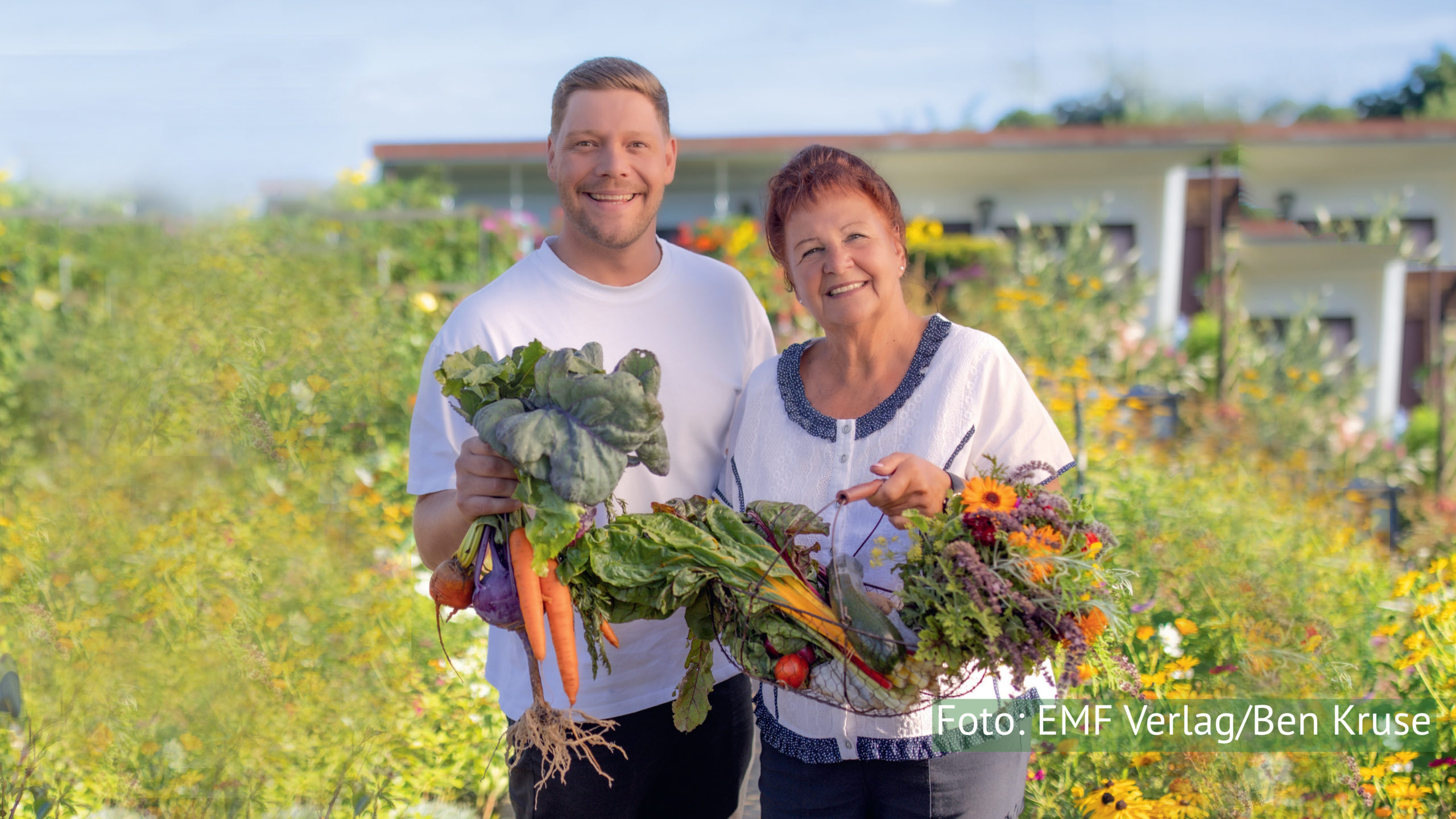 In ihrem ersten gemeinsamen Kochbuch „Robin Pietsch und Oma Christa – Unsere Lieblingsrezepte“ teilen der Sternekoch Robin Pietsch und seine Großmutter Christa ihre besten Tipps und Tricks aus der Küche und verraten ihre besten Familienrezepte der vergangenen Jahrzehnte. (Foto: EMF Verlag/Ben Kruse)
