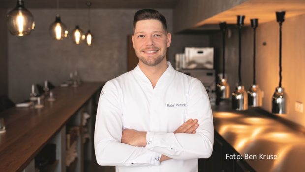 Eine besonders romantische Ausgabe ihrer Show versprechen die Verantwortlichen des „ZDF-Fernsehgartens“ für den 7. Juli. Kulinarische Akzente setzt Sternekoch Robin Pietsch, für die Musik sorgen u.a. Aura Dione, Johnny Logan, Claudia Jung und Julian Reim. (Foto: Ben Kruse)