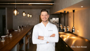 Die Zeitschrift „Der Feinschmecker“ würdigt Robin Pietsch in seiner August-Ausgabe als „Koch des Monats“. In dem Harz-Städtchen Wernigerode betreibt der 33-Jährige zwei Restaurants, die beide mit jeweils einem Michelin-Stern ausgezeichnet wurden. „Der Feinschmecker“ besuchte ihn im „Pietsch“. (Foto: Ben Kruse)