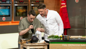 In dieser Woche führt Sternekoch Robin Pietsch erstmalig als Moderator durch das ZDF-Format „Die Küchenschlacht“. Darin stellen sich sechs begabte Amateurköche einem spannenden kulinarischen Wettbewerb. Heute Nachmittag geht‘s los. (Foto: ZDF/Norman Kalle)