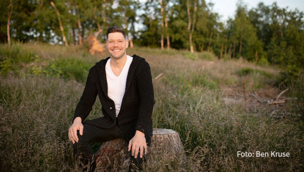 Die 90-minütige Reportage „Landpartie – Weihnachten im Harz“ wird am morgigen 22. Dezember im NDR Fernsehen ausgestrahlt. Sternekoch Robin Pietsch spricht darin mit Moderatorin Heike Görz über seine Heimatverbundenheit und bereitet ein Festessen mit Rinderfilet aus der Region zu. (Foto: Ben Kruse)