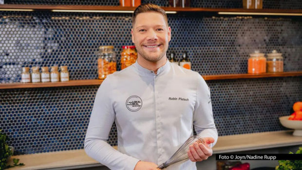 Am 20. Januar beginnt eine neue Wettbewerbs-Woche bei der Kabel Eins-Reihe „Mein Lokal, Dein Lokal“. Sternekoch Robin Pietsch führt als Host durch das Geschehen, das sich diesmal in fünf Restaurants an der Ostseeküste in Mecklenburg-Vorpommern abspielt. (Foto: Joyn/Nadine Rupp)