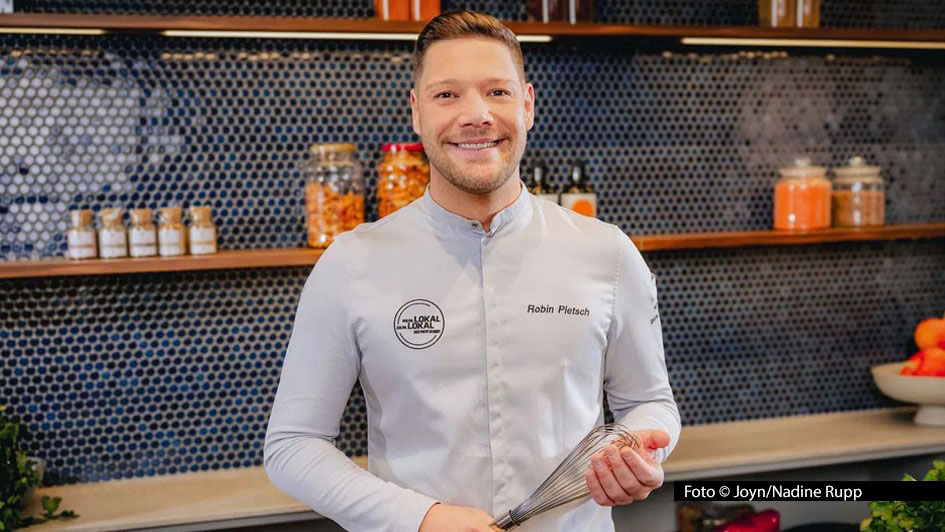 Am 20. Januar beginnt eine neue Wettbewerbs-Woche bei der Kabel Eins-Reihe „Mein Lokal, Dein Lokal“. Sternekoch Robin Pietsch führt als Host durch das Geschehen, das sich diesmal in fünf Restaurants an der Ostseeküste in Mecklenburg-Vorpommern abspielt. (Foto: Joyn/Nadine Rupp)