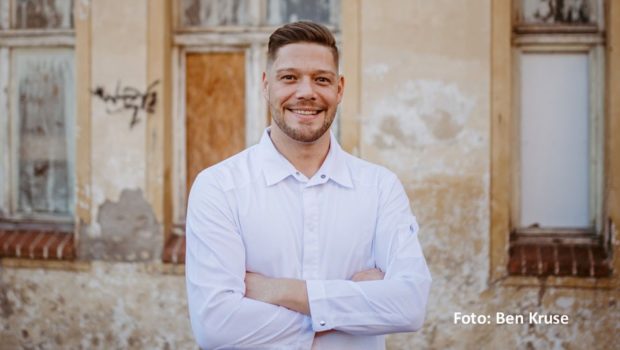 Robin Pietsch hat sich in seiner Heimatregion im Harz gleich mit zwei Restaurants jeweils einen der begehrten Michelin-Sterne erkocht. Nun würdigt ihn auch das Magazin „Falstaff“ in seinem erstmals erscheinenden deutschen Restaurant-Guide. Pietsch ist demnach der „Gastronom des Jahres“. (Foto: Ben Kruse)