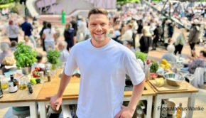 Vor rund 5.000 Menschen auf dem Mainzer Lerchenberg kredenzte Sternekoch Robin Pietsch beim gestrigen „ZDF Fernsehgarten“ ein sommerliches Drei-Gang-Menü. Musikalisch war Gastgeberin Andrea Kiewel von Kopf bis Fuß auf Schlager eingestellt. (Foto: Marcus Wanke)