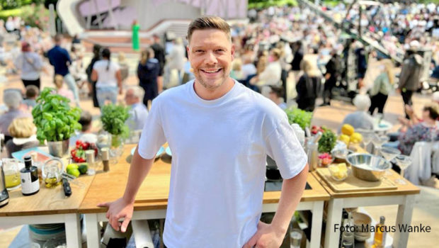 Vor rund 5.000 Menschen auf dem Mainzer Lerchenberg kredenzte Sternekoch Robin Pietsch beim gestrigen „ZDF Fernsehgarten“ ein sommerliches Drei-Gang-Menü. Musikalisch war Gastgeberin Andrea Kiewel von Kopf bis Fuß auf Schlager eingestellt. (Foto: Marcus Wanke)