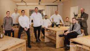 Leuchtturm im Harz: Die Leistungen von Sterne-Koch Robin Pietsch und des Teams seines Restaurants „Zeitwerk“ wurden erneut von den Inspektorinnen und Inspektoren des Guide Michelin geehrt. Das Haus in Wernigerode zählen sie zu Deutschlands Top-Adressen in Sachen Service. (Foto: Ben Kruse)