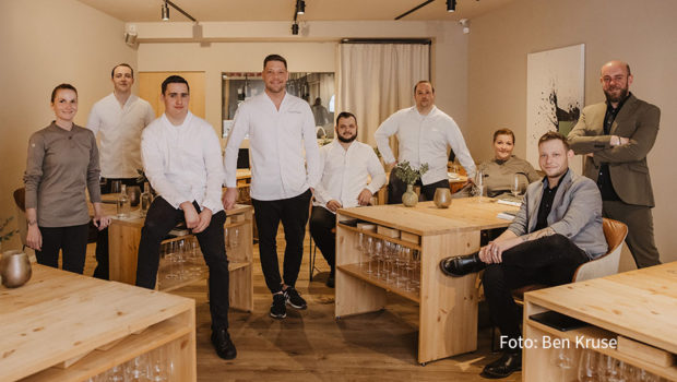Leuchtturm im Harz: Die Leistungen von Sterne-Koch Robin Pietsch und des Teams seines Restaurants „Zeitwerk“ wurden erneut von den Inspektorinnen und Inspektoren des Guide Michelin geehrt. Das Haus in Wernigerode zählen sie zu Deutschlands Top-Adressen in Sachen Service. (Foto: Ben Kruse)